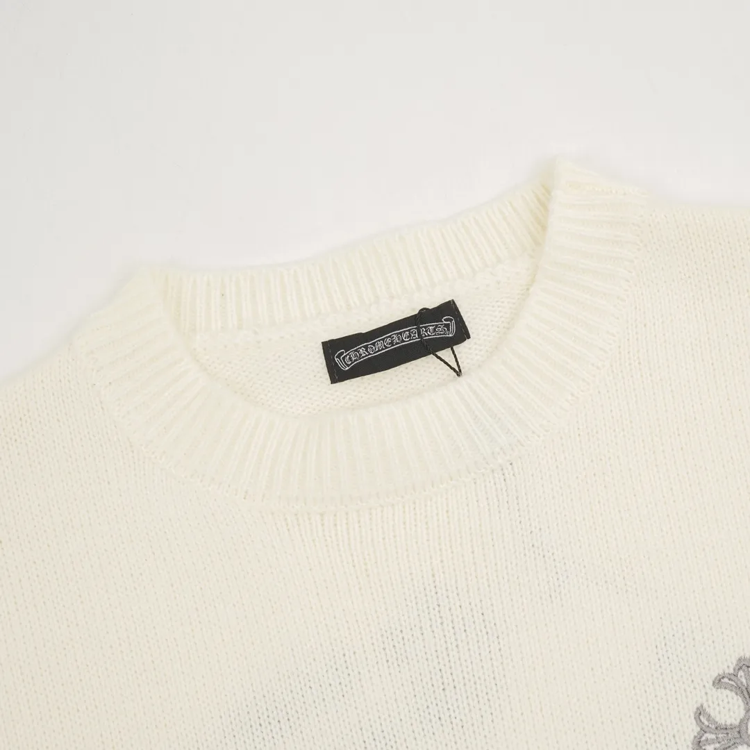 P540 Chrome Hearts CH Chrome Hearts 25ss embroidered disc Sanskrit cross hole knitted sweater pullover. It is a very popular style. It is the same for men and women. It is matched with black and white. It looks good in real life. It looks good on the upper body. It looks good in daily wear. It is even more photogenic. It’s hard not to buy it. Buy it for me!!! Believe me, no one can refuse such a machine-length Chrome Hearts jacket. It has expanded the version based on the old version. The upper body is loose and stylish, and the hem is expanded to a casual design. Fat people look extremely slim, thin people have limited height and high-end. Ten thousand yuan ZP printing, 1:1 perfect restoration, looks good when worn alone or stacked, can be easily controlled by both men and women. If you care more about quality, you must also respect the price. It is completely different from the thin see-through bottoms and junk products on the market that pill when worn. If the style makes you shine at a glance, then quality is what you should pay more attention to. Compared with price, we focus on quality. Customers who have received my products all know it. ️️️ Sweaters on the market are generally made of bract core yarn. We use modal. The advantages over core-spun yarn are very intuitive: high cost, high price, high density, relatively expensive for developers, and let us make a lot less money. In addition, it is delicate, has no scum on the upper body, resists pilling, and is high-end. We are conscientious sellers and do not use core-spun yarn. Apart from being cheap, core-spun yarn is really useless. It shrinks, pills, hooks, and makes people pierced. He is proficient in everything. It is 2024. Who doesn’t want to look decent when they go out? Quality determines the upper body effect. No matter how bad the quality, the best style is still the temperament of the urban-rural fringe. We only do long-term business. Quality determines character. Take it back and wear it with confidence and wash it. The quality of the pattern will definitely make your eyes shine. We only make the right version of high quality. We make high-end hard goods. Reject junk goods and reject fast food. Conscientious quality and conscientious price. You deserve it!  Color: Black Beige Gray Size: S-L